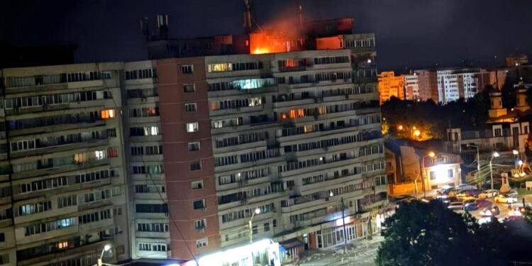 video-drona-prabusita-pe-un-bloc-din-galati,-urmata-de-o-explozie-si-de-un-incendiu-doi-oameni,-raniti-usor-/-intervine-inclusiv-sri-–-hotnews.ro