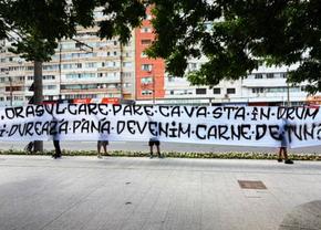 ultrasii-au-luat-atitudine-dupa-ce-o-drona-a-lovit-un-bloc-din-galati-ce-banner-au-afisat