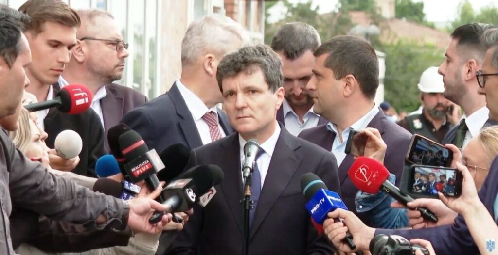 nicusor-dan,-huiduit-la-galati,-dupa-ce-a-vizitat-blocul-pe-care-a-cazut-drona.-oamenii-i-au-strigat:-demisia!