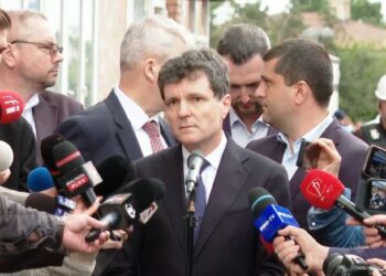 nicusor-dan,-huiduit-la-galati,-dupa-ce-a-vizitat-blocul-pe-care-a-cazut-drona.-oamenii-i-au-strigat:-demisia!