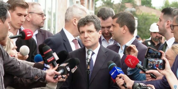 nicusor-dan,-huiduit-la-galati,-dupa-ce-a-vizitat-blocul-pe-care-a-cazut-drona.-oamenii-i-au-strigat:-demisia!