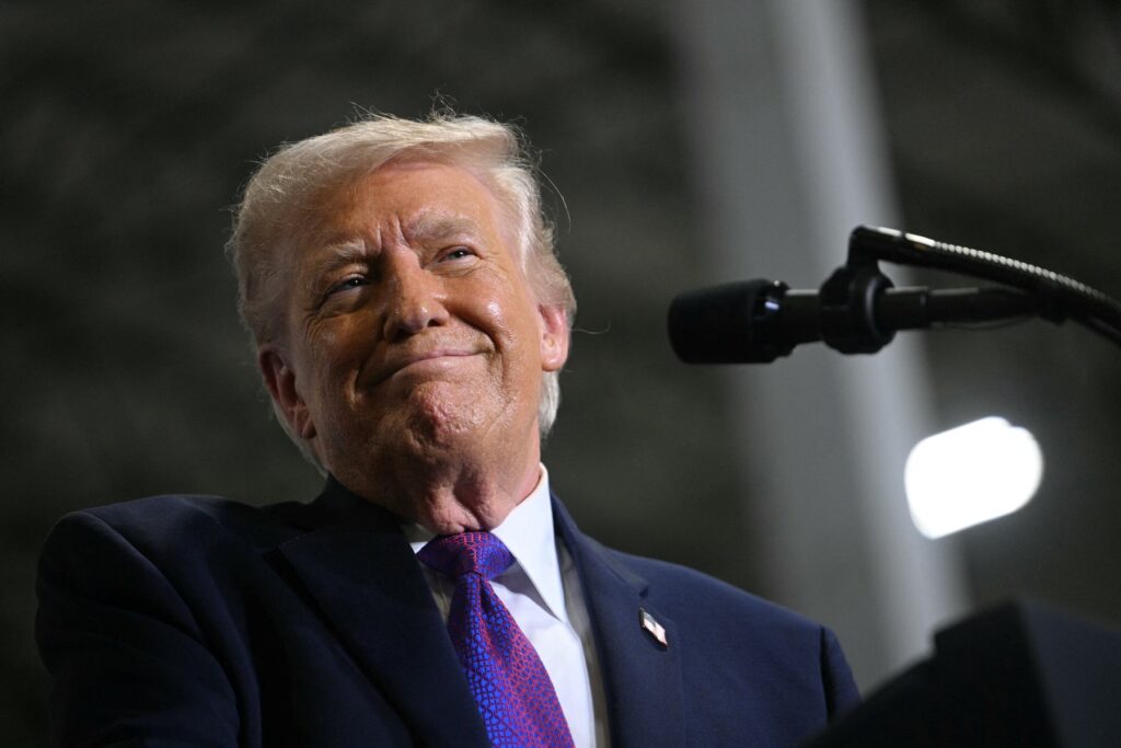 trump-critica-valul-de-retrageri-de-la-concertele-aniversare,-intr-un-mesaj-in-care-isi-aduce-singur-elogii:-atractia-numarul-1-in-lume-–-hotnews.ro