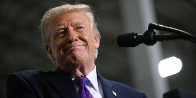 trump-critica-valul-de-retrageri-de-la-concertele-aniversare,-intr-un-mesaj-in-care-isi-aduce-singur-elogii:-atractia-numarul-1-in-lume-–-hotnews.ro