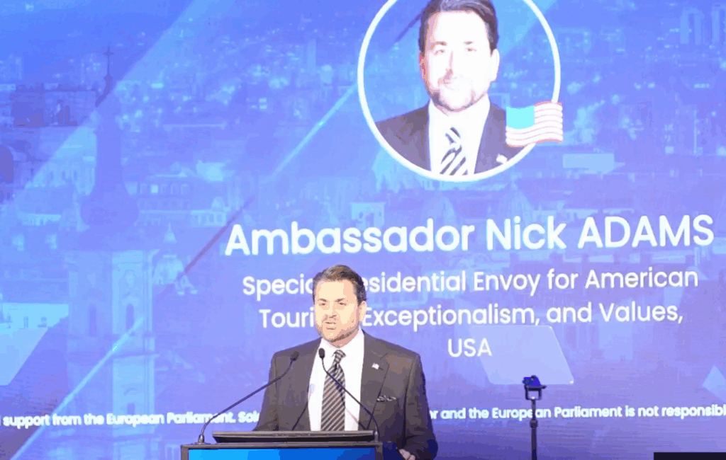 nick-adams-stia-ca-romanii-au-mancare-buna-si-femei-frumoase