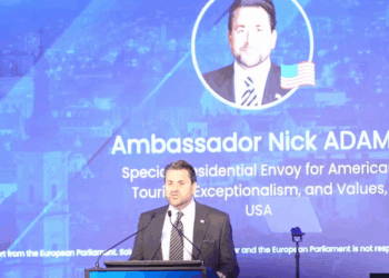 nick-adams-stia-ca-romanii-au-mancare-buna-si-femei-frumoase