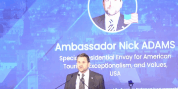nick-adams-stia-ca-romanii-au-mancare-buna-si-femei-frumoase