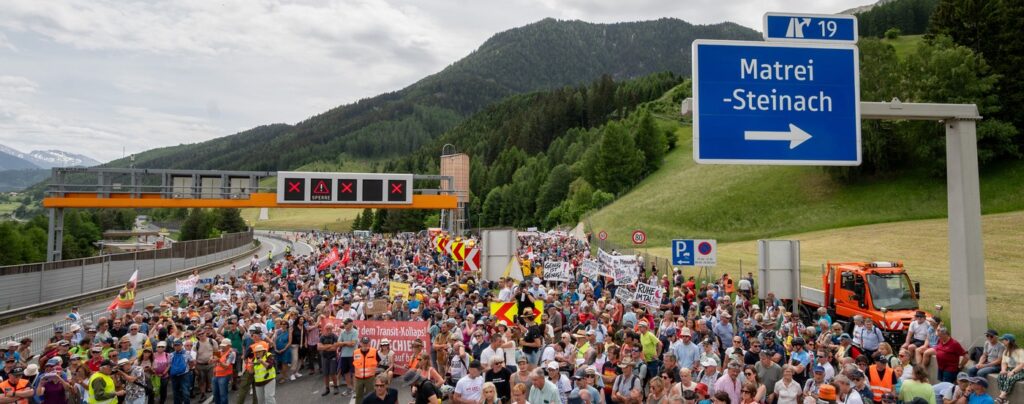 autostrada-europeana-cheie,-blocata-de-un-protest-impotriva-zgomotului-si-a-poluarii-–-hotnews.ro