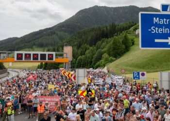 autostrada-europeana-cheie,-blocata-de-un-protest-impotriva-zgomotului-si-a-poluarii-–-hotnews.ro
