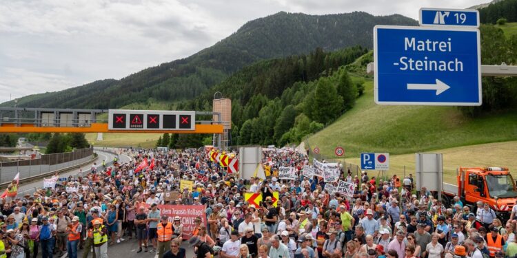 autostrada-europeana-cheie,-blocata-de-un-protest-impotriva-zgomotului-si-a-poluarii-–-hotnews.ro