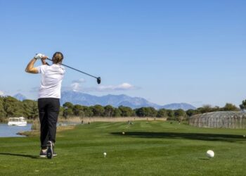 cel-mai-mare-teren-de-minigolf-din-europa-se-intinde-pe-o-suprafata-de-107.000-de-metri-patrati-si-are-propria-cascada