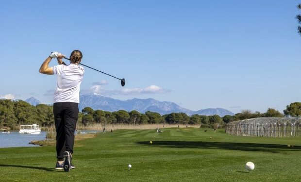 cel-mai-mare-teren-de-minigolf-din-europa-se-intinde-pe-o-suprafata-de-107.000-de-metri-patrati-si-are-propria-cascada