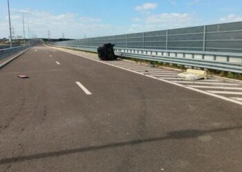 urmarire-ca-n-filme-pe-autostrada-soarelui:-un-fugar-s-a-rasturnat-cu-masina-in-timp-ce-scapa-de-politisti-–-hotnews.ro
