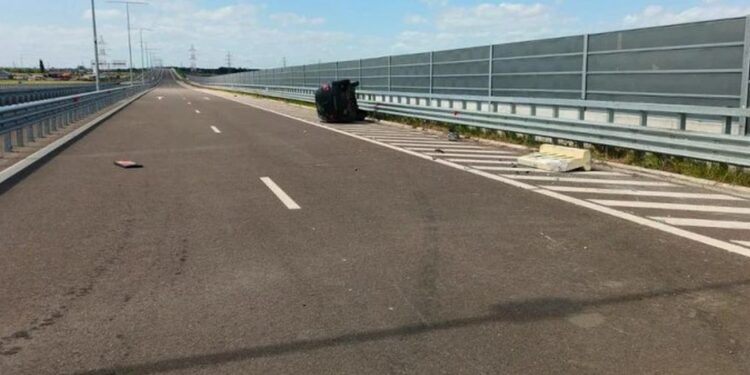 urmarire-ca-n-filme-pe-autostrada-soarelui:-un-fugar-s-a-rasturnat-cu-masina-in-timp-ce-scapa-de-politisti-–-hotnews.ro