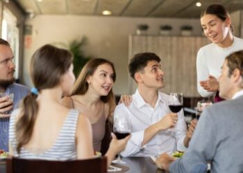 de-ce-te-pun-restaurantele-sa-platesti-nota-la-tejghea:-schimbarea-din-localuri-care-ascunde-un-truc-psihologic