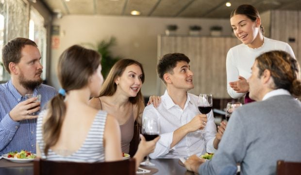 de-ce-te-pun-restaurantele-sa-platesti-nota-la-tejghea:-schimbarea-din-localuri-care-ascunde-un-truc-psihologic