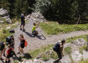 fara-nudism-pe-munte:-noua-lege-din-alpi-inclusa-in-cel-mai-recent-ghid-lonely-planet