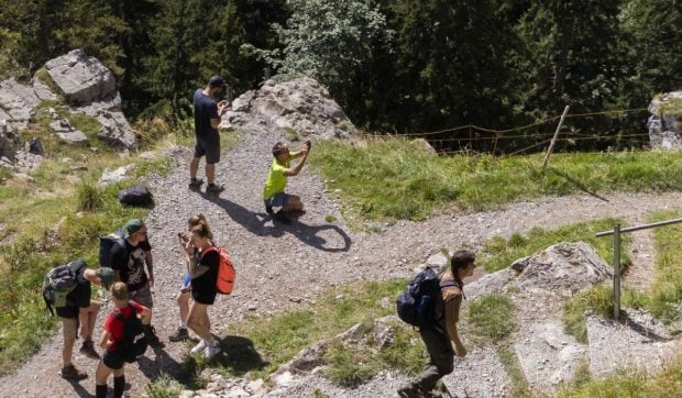 fara-nudism-pe-munte:-noua-lege-din-alpi-inclusa-in-cel-mai-recent-ghid-lonely-planet