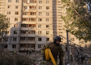 marele-atac-rusesc-pe-care-il-anticipau-ucrainenii-a-venit-peste-noapte-cel-putin-9-morti-si-peste-60-de-raniti-/-bloc-de-24-de-etaje,-lovit-de-o-racheta-–-hotnews.ro