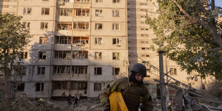 marele-atac-rusesc-pe-care-il-anticipau-ucrainenii-a-venit-peste-noapte-cel-putin-9-morti-si-peste-60-de-raniti-/-bloc-de-24-de-etaje,-lovit-de-o-racheta-–-hotnews.ro