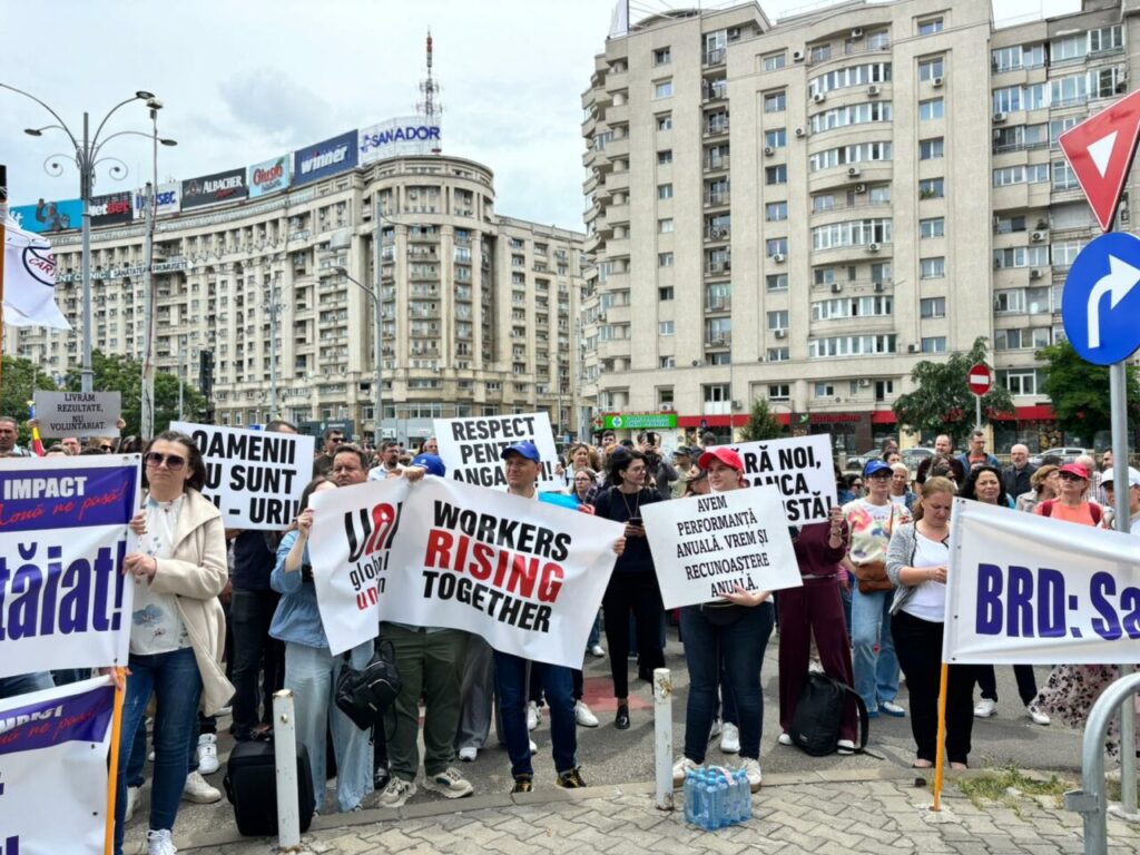 pana-si-angajatii-bancilor-ies-in-strada.-sute-de-persoane-care-lucreaza-la-brd-au-protestat-in-piata-victoriei:-ni-se-taie-tichetele-de-vacanta
