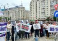 pana-si-angajatii-bancilor-ies-in-strada.-sute-de-persoane-care-lucreaza-la-brd-au-protestat-in-piata-victoriei:-ni-se-taie-tichetele-de-vacanta