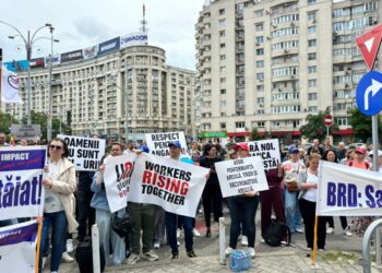 pana-si-angajatii-bancilor-ies-in-strada.-sute-de-persoane-care-lucreaza-la-brd-au-protestat-in-piata-victoriei:-ni-se-taie-tichetele-de-vacanta