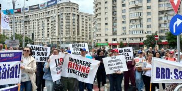 pana-si-angajatii-bancilor-ies-in-strada.-sute-de-persoane-care-lucreaza-la-brd-au-protestat-in-piata-victoriei:-ni-se-taie-tichetele-de-vacanta