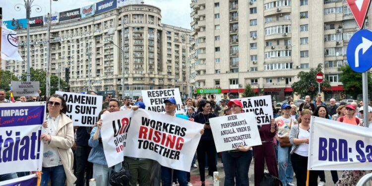 pana-si-angajatii-bancilor-ies-in-strada.-sute-de-persoane-care-lucreaza-la-brd-au-protestat-in-piata-victoriei:-ni-se-taie-tichetele-de-vacanta