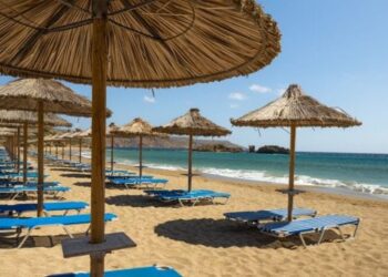 cat-costa-sezlongurile-pe-plajele-din-grecia,-in-vara-anului-2026.-preturile-ajung-pana-la-500-de-euro