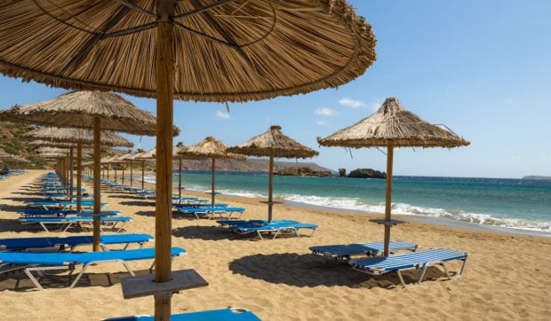 cat-costa-sezlongurile-pe-plajele-din-grecia,-in-vara-anului-2026.-preturile-ajung-pana-la-500-de-euro
