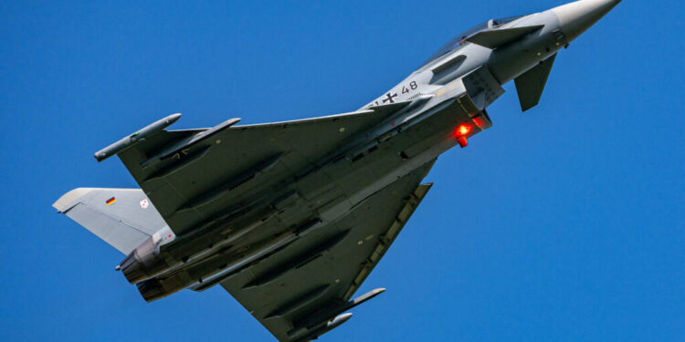patru-avioane-eurofighter-si-aproximativ-200-de-militari-italieni-au-sosit-in-romania