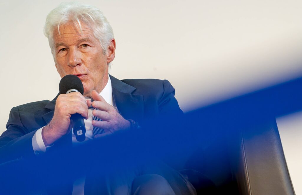 richard-gere-a-rabufnit-la-adresa-unei-politici-duse-de-sua:-inainte-erau-paraziti,-acum-sunt-aliens-–-hotnews.ro