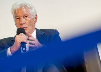richard-gere-a-rabufnit-la-adresa-unei-politici-duse-de-sua:-inainte-erau-paraziti,-acum-sunt-aliens-–-hotnews.ro
