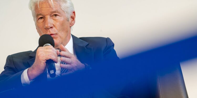 richard-gere-a-rabufnit-la-adresa-unei-politici-duse-de-sua:-inainte-erau-paraziti,-acum-sunt-aliens-–-hotnews.ro