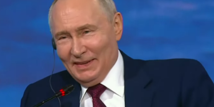 putin-a-inceput-sa-rada,-in-timp-ce-diana-sosoaca-sustinea-ca-romania-nu-are-presedinte-si-ataca-ucraina