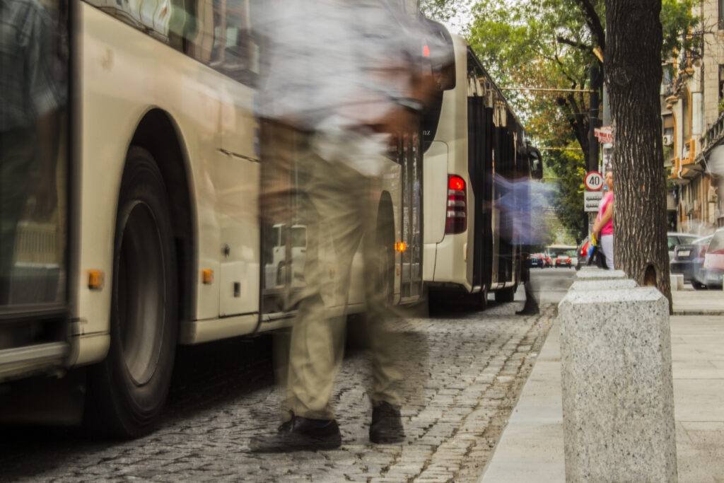 linia-de-autobuz-din-bucuresti-pe-care-se-circula-in-ritm-de-mers-pe-jos-ce-face-diferenta-in-alte-orase-europene-in-care-tramvaiele-sau-troleibuzele-nu-raman-blocate-in-trafic-–-hotnews.ro