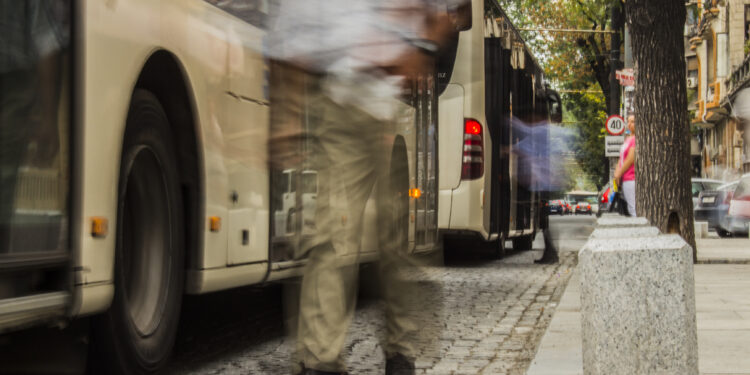 linia-de-autobuz-din-bucuresti-pe-care-se-circula-in-ritm-de-mers-pe-jos-ce-face-diferenta-in-alte-orase-europene-in-care-tramvaiele-sau-troleibuzele-nu-raman-blocate-in-trafic-–-hotnews.ro