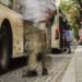 linia-de-autobuz-din-bucuresti-pe-care-se-circula-in-ritm-de-mers-pe-jos-ce-face-diferenta-in-alte-orase-europene-in-care-tramvaiele-sau-troleibuzele-nu-raman-blocate-in-trafic-–-hotnews.ro
