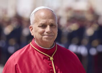papa-leon,-in-concurenta-cu-bad-bunny-in-spania:-cred-ca-multi-aleg-sa-l-vada-pe-el-/-cu-cine-tine-pontiful,-real-sau-barca?-–-hotnews.ro
