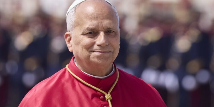 papa-leon,-in-concurenta-cu-bad-bunny-in-spania:-cred-ca-multi-aleg-sa-l-vada-pe-el-/-cu-cine-tine-pontiful,-real-sau-barca?-–-hotnews.ro