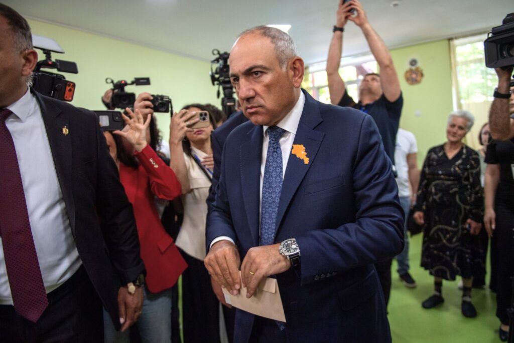 live:-1500000-de-oameni-din-2500000-au-votat-la-alegerile-cruciale-din-armenia-sondaje-contradictorii-la-iesirea-de-la-urne-–-hotnews.ro