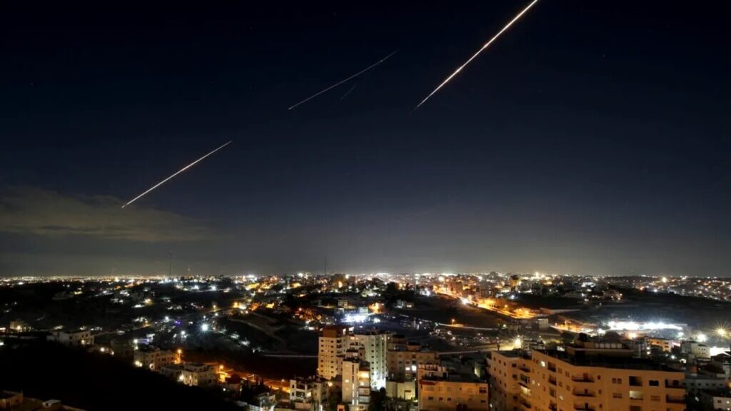 iranul-a-atacat-israelul-cu-rachete-axios:-israelul-intentioneaza-sa-riposteze.-trump-a-fost-informat