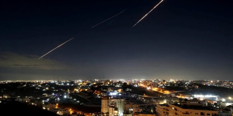 iranul-a-atacat-israelul-cu-rachete-axios:-israelul-intentioneaza-sa-riposteze.-trump-a-fost-informat