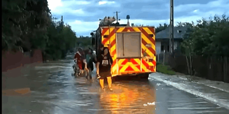 zeci-de-persoane-evacuate-in-vrancea-din-cauza-inundatiilor.-ce-adancime-are-apa-in-curti-si-in-case