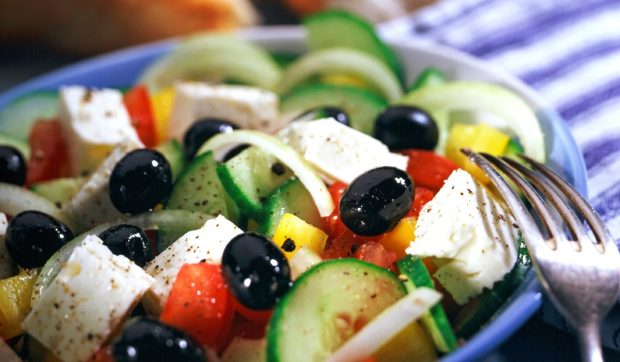 un-roman-stabilit-in-grecia-a-facut-inventarul-preturilor-la-restaurantele-din-thassos:-gust-de-rata-la-banca