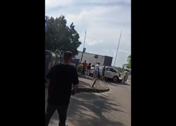 soferul-de-tir-care-a-lovit-8-masini-si-un-autobuz-in-constanta-a-primit-spray-lacrimogen-si-picioare-din-partea-politistilor-imagini-cu-interventia,-ce-spune-seful-politiei-locale-–-hotnews.ro
