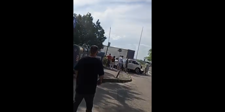 soferul-de-tir-care-a-lovit-8-masini-si-un-autobuz-in-constanta-a-primit-spray-lacrimogen-si-picioare-din-partea-politistilor-imagini-cu-interventia,-ce-spune-seful-politiei-locale-–-hotnews.ro