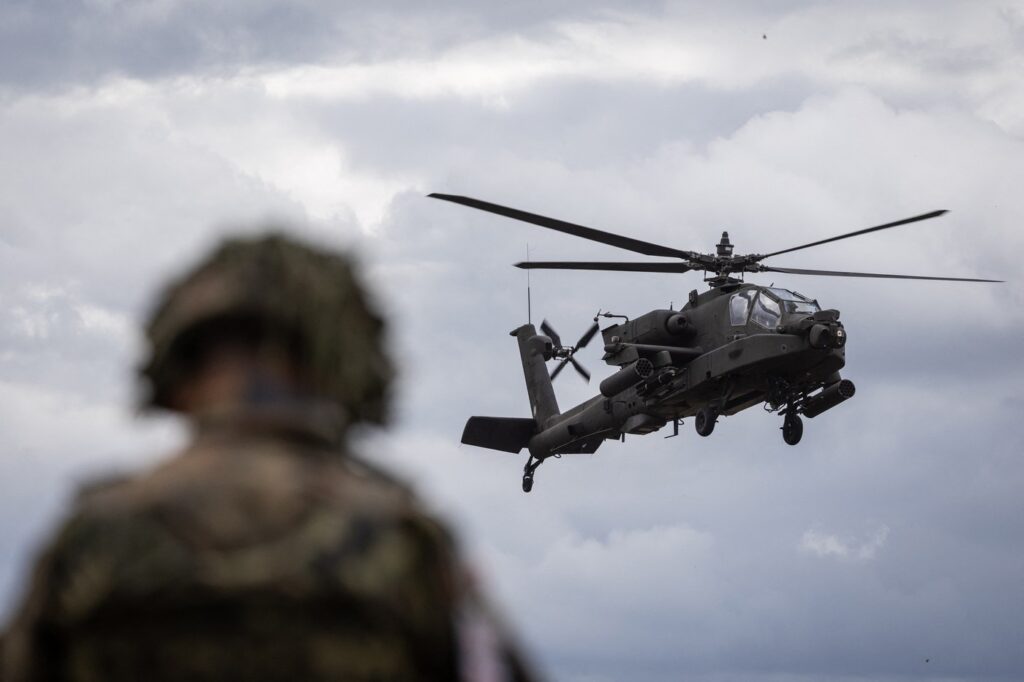elicopter-de-lupta-apache-al-armatei-sua,-prabusit-in-apropierea-stramtorii-ormuz-–-hotnews.ro