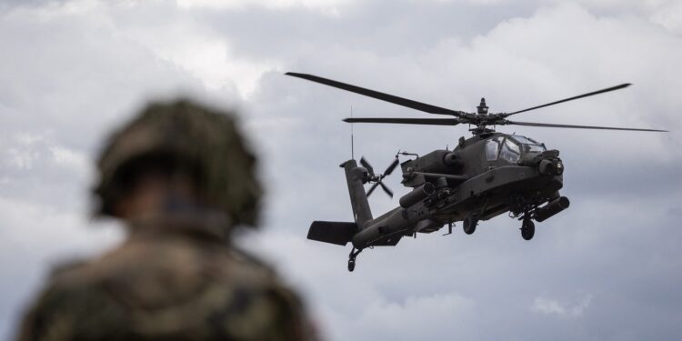 elicopter-de-lupta-apache-al-armatei-sua,-prabusit-in-apropierea-stramtorii-ormuz-–-hotnews.ro