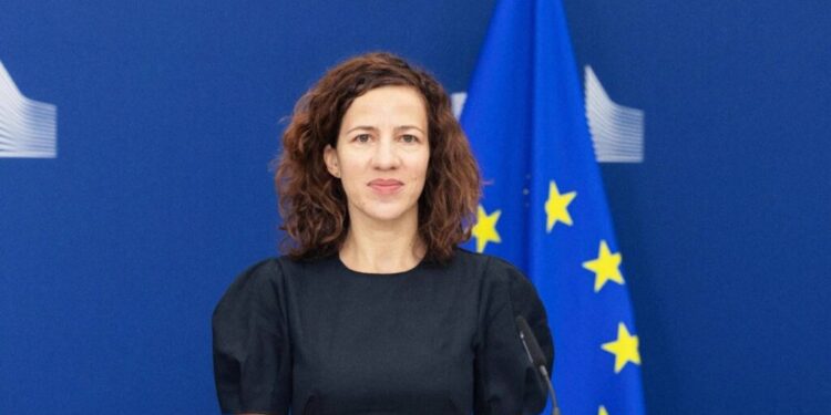 o-romanca-la-masa-marilor-puteri:-roxana-minzatu-reprezinta-ue-la-g7-si-la-conferinta-internationala-a-muncii
